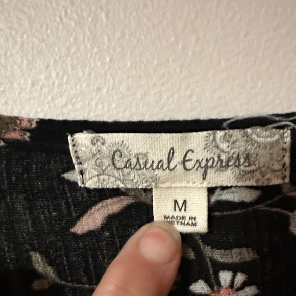 Chic Black Floral Blouse - Picture 5 of 13